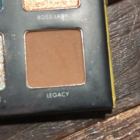Milani gilded gold eye shadow palette - Picture 5 of 8